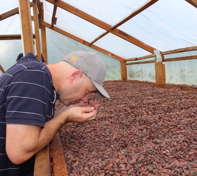 Karl Hogarth et ses fèves de cacao
